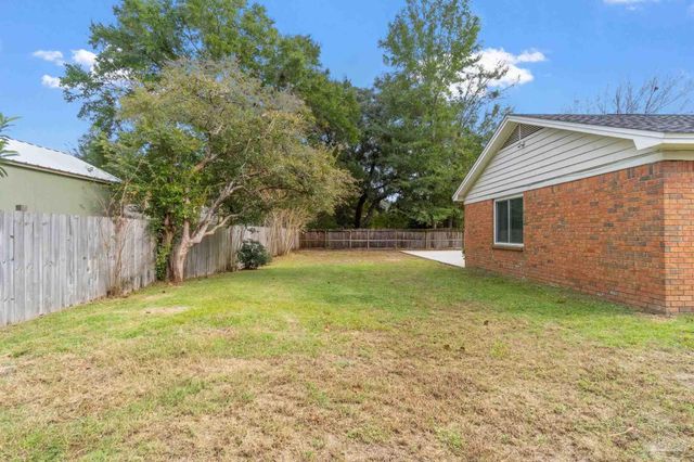 7467 Baywoods Ln, Pensacola, FL 32504