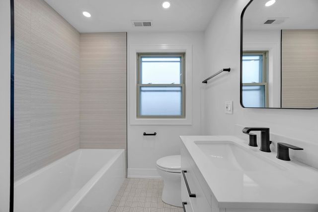 5525 S Moody Avenue, Chicago, IL 60638