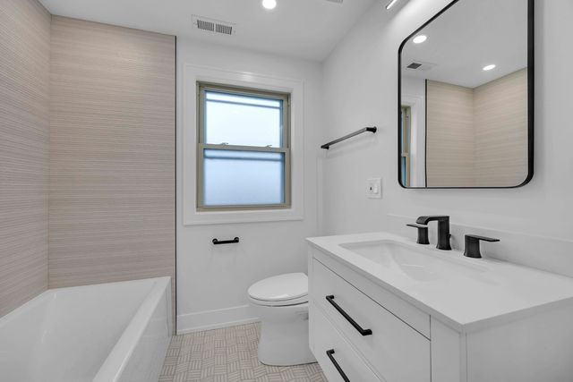 5525 S Moody Avenue, Chicago, IL 60638