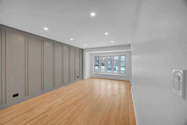 5525 S Moody Avenue, Chicago, IL 60638