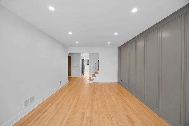 5525 S Moody Avenue, Chicago, IL 60638