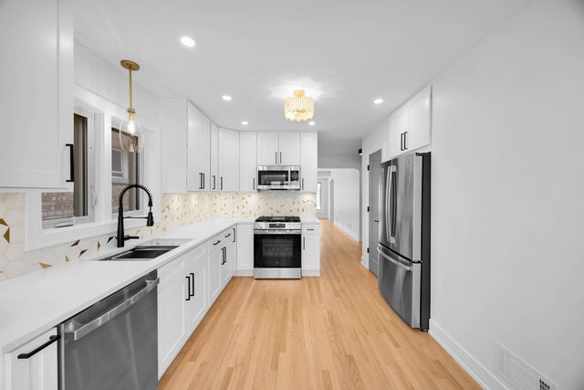 5525 S Moody Avenue, Chicago, IL 60638