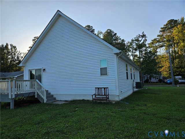 484 Latane Dr, Colonial Beach, VA 22443