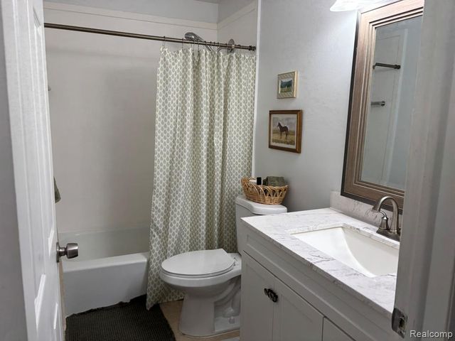 448 Fox Hills Drive 2, Bloomfield Hills, MI 48304