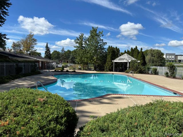 448 Fox Hills Drive 2, Bloomfield Hills, MI 48304