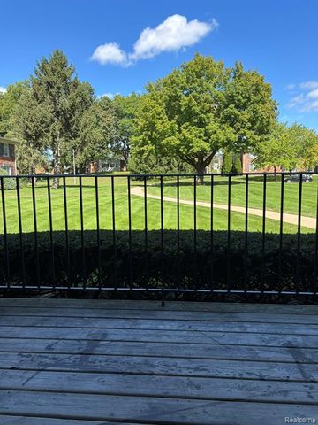 448 Fox Hills Drive 2, Bloomfield Hills, MI 48304