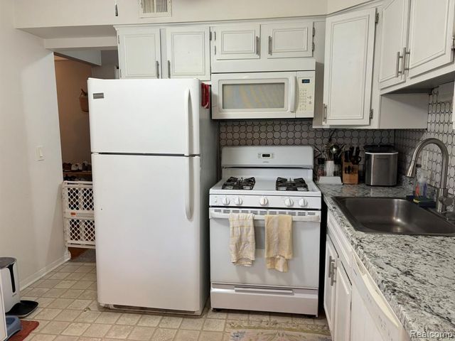 448 Fox Hills Drive 2, Bloomfield Hills, MI 48304