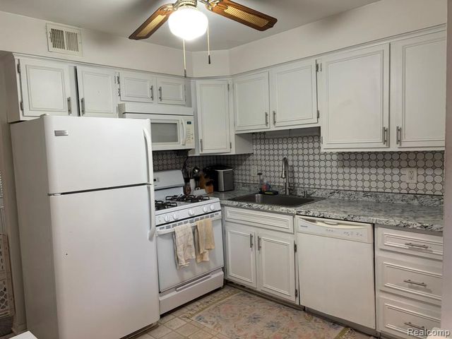 448 Fox Hills Drive 2, Bloomfield Hills, MI 48304