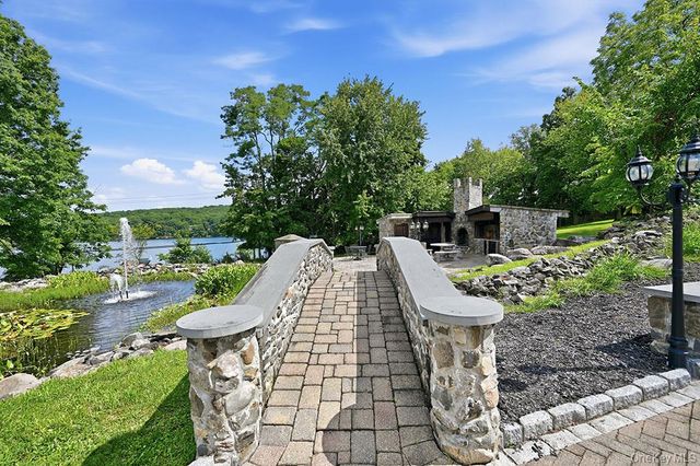 7 Lake Avenue, Monroe, NY 10950
