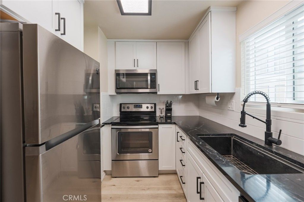 Image 4 of property listing at 1108 Camino Real 407, Redondo Beach, CA 90277