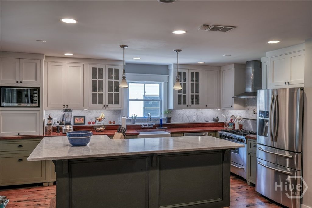 Image 11 of property listing at 65 Richmond Drive, Savannah, GA 31406