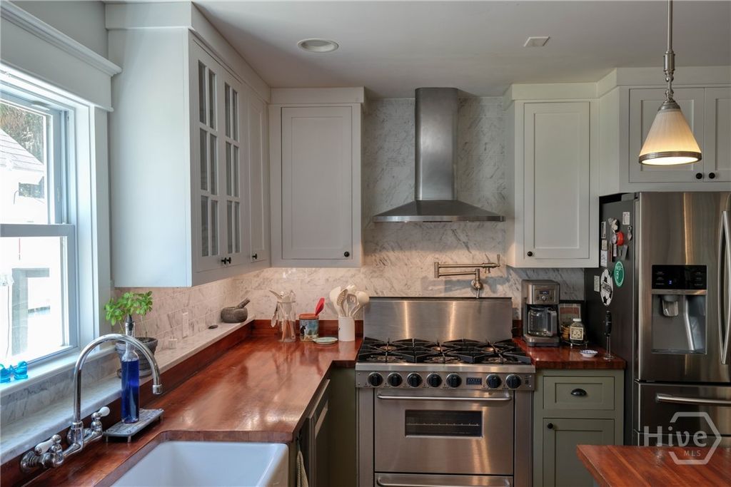 Image 15 of property listing at 65 Richmond Drive, Savannah, GA 31406