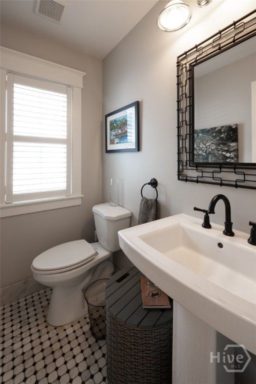 Image 29 of property listing at 65 Richmond Drive, Savannah, GA 31406
