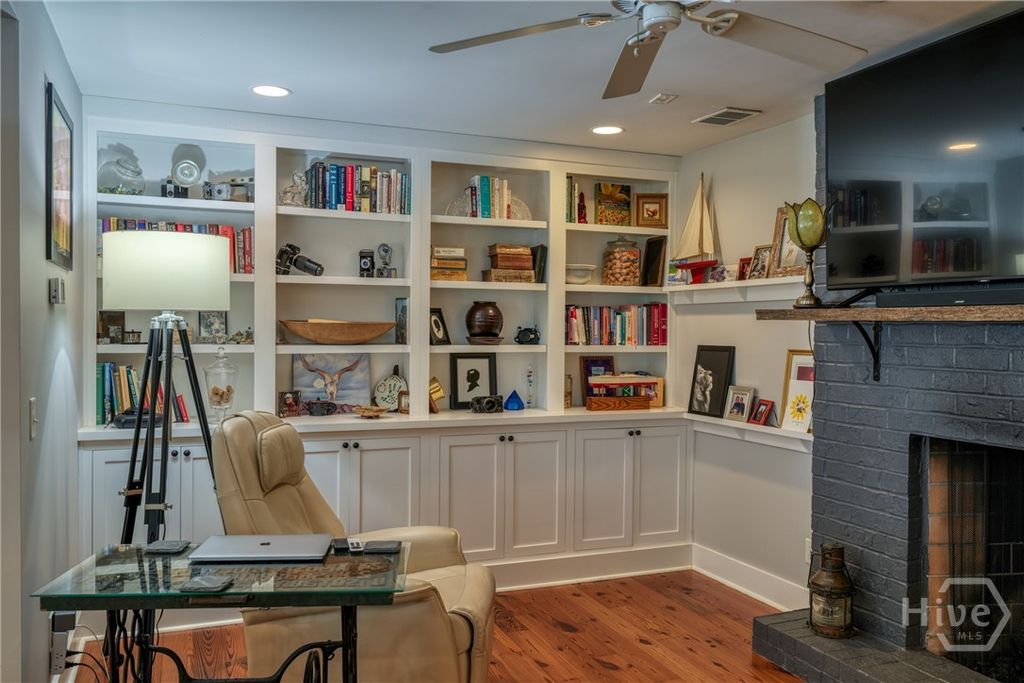 Image 9 of property listing at 65 Richmond Drive, Savannah, GA 31406