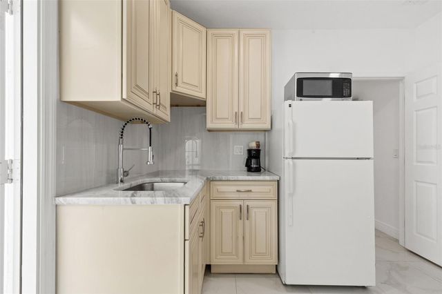 2310 W KNOLLWOOD PLACE, Tampa, FL 33604