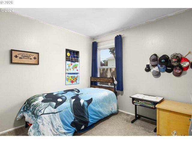 1669 HAYES St, North Bend, OR 97459