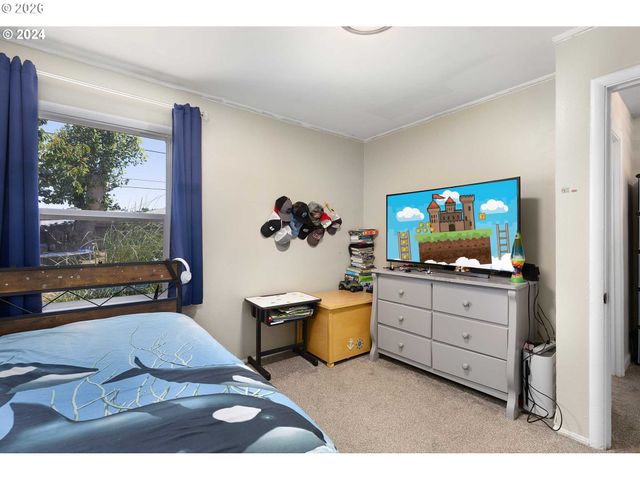 1669 HAYES St, North Bend, OR 97459