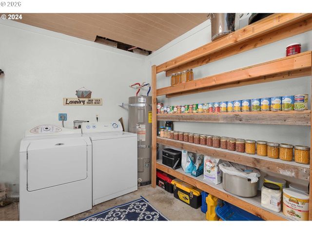 1669 HAYES St, North Bend, OR 97459