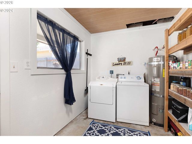 1669 HAYES St, North Bend, OR 97459