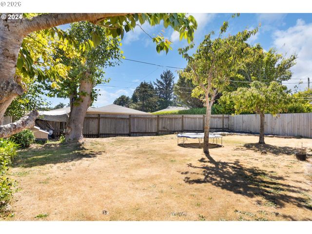 1669 HAYES St, North Bend, OR 97459