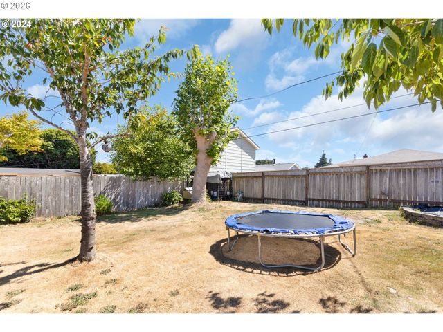 1669 HAYES St, North Bend, OR 97459