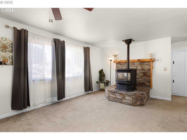 1669 HAYES St, North Bend, OR 97459