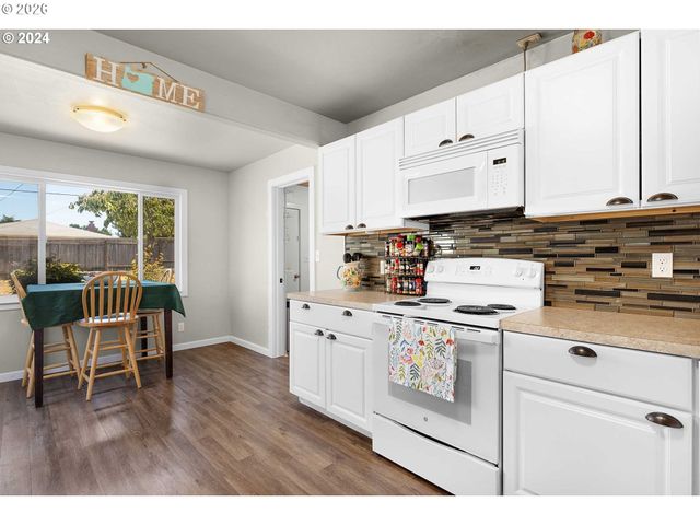 1669 HAYES St, North Bend, OR 97459