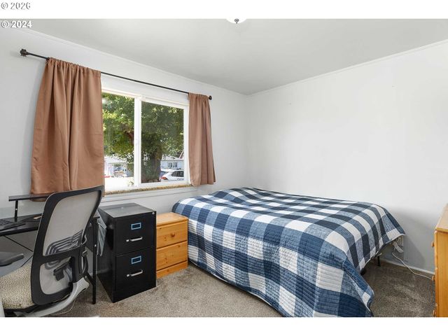 1669 HAYES St, North Bend, OR 97459