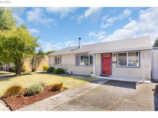 1669 HAYES St, North Bend, OR 97459