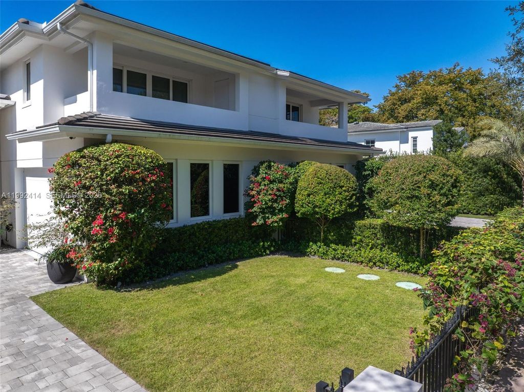 Image 5 of property listing at 3510 Segovia St 3510, Coral Gables, FL 33134