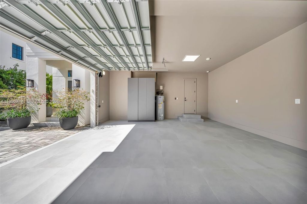 Image 8 of property listing at 3510 Segovia St 3510, Coral Gables, FL 33134