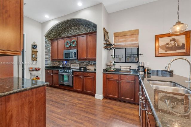 4038 NW 85th Ave, Cooper City, FL 33024