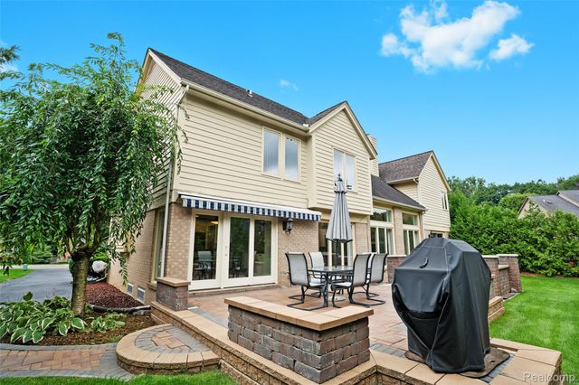 6034 Beachwood Drive, West Bloomfield Charter Township, MI 48324