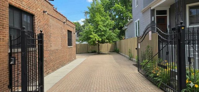 3832 N Lincoln Avenue, Chicago, IL 60613