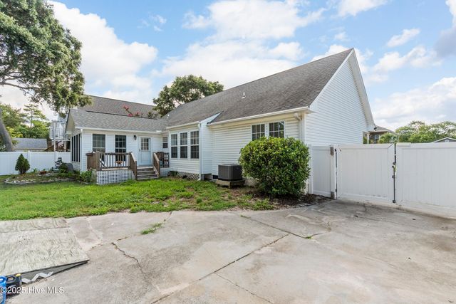 117 NE 22nd Street, Oak Island, NC 28465