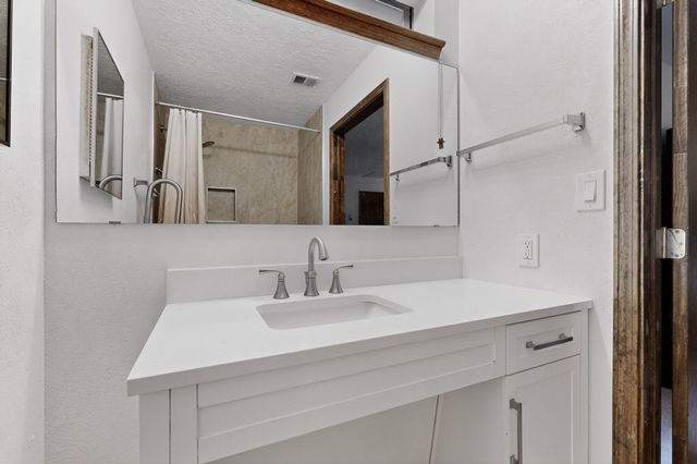 1322 Monte Largo Drive NE, Albuquerque, NM 87112