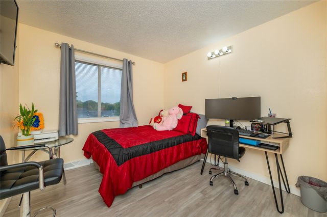 1906 E Bell Avenue, Des Moines, IA 50320