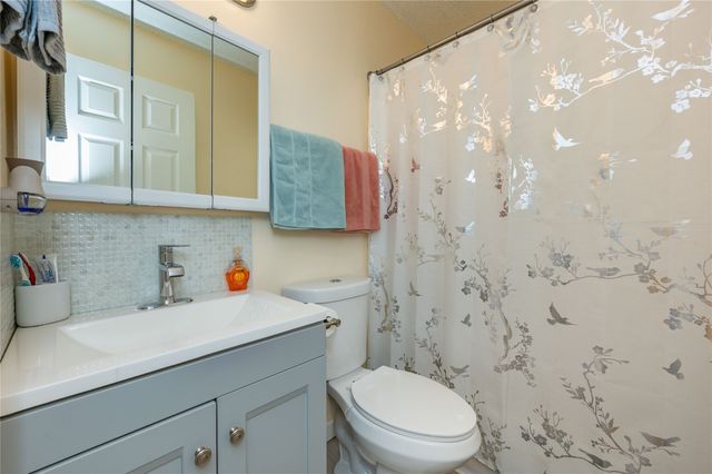 1906 E Bell Avenue, Des Moines, IA 50320