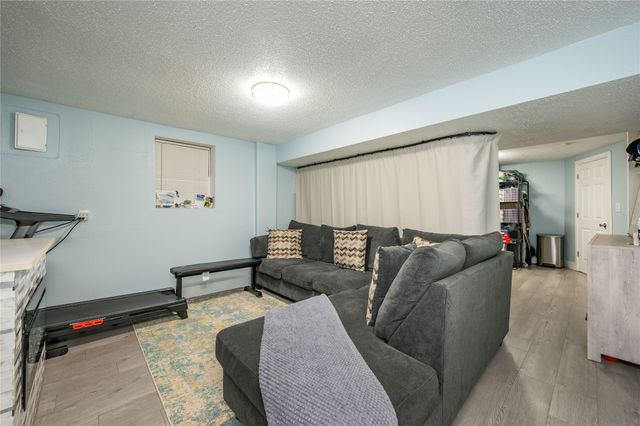 1906 E Bell Avenue, Des Moines, IA 50320