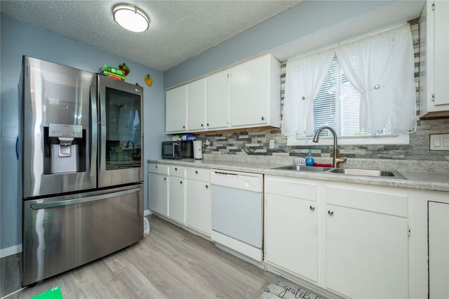1906 E Bell Avenue, Des Moines, IA 50320