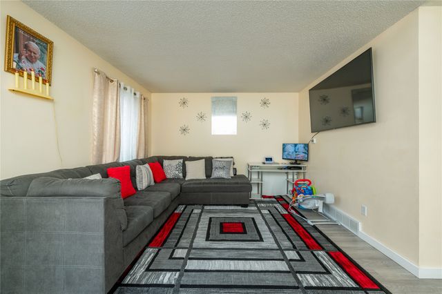 1906 E Bell Avenue, Des Moines, IA 50320