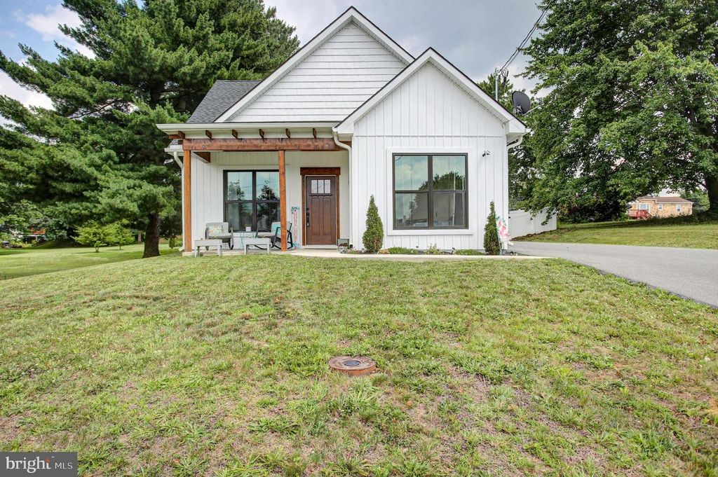 1311 MARVIC DR., Chambersburg, PA 17202