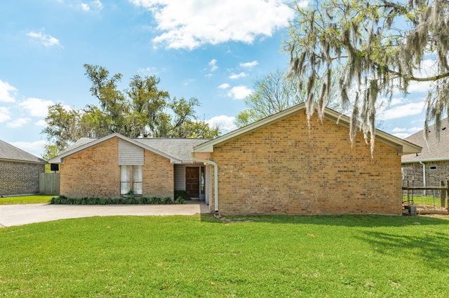 281 Crestview Drive, West Columbia, TX 77486