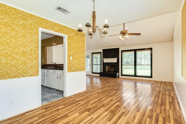 281 Crestview Drive, West Columbia, TX 77486