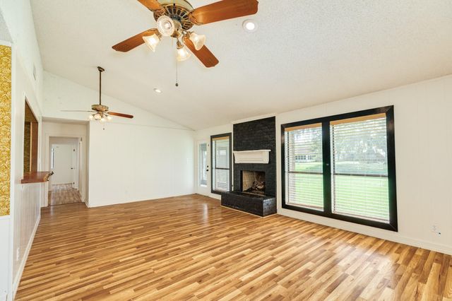 281 Crestview Drive, West Columbia, TX 77486