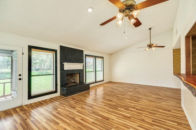 281 Crestview Drive, West Columbia, TX 77486