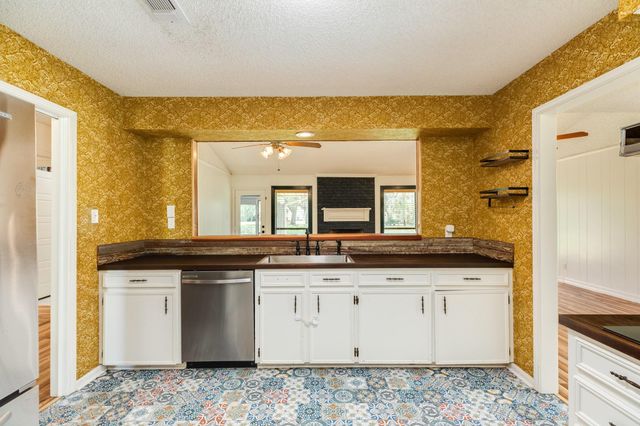 281 Crestview Drive, West Columbia, TX 77486