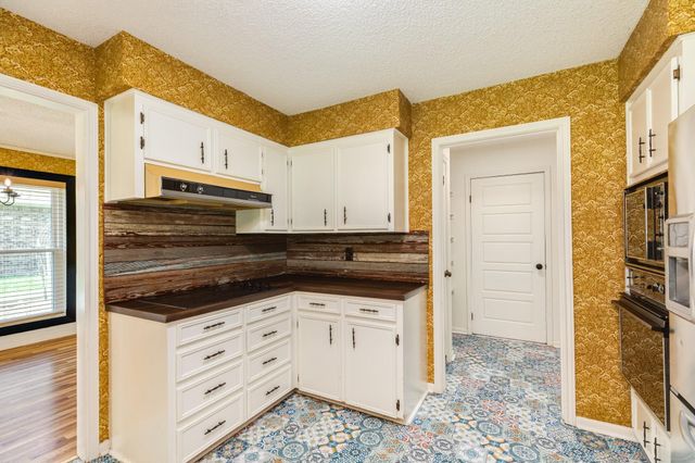 281 Crestview Drive, West Columbia, TX 77486