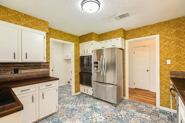 281 Crestview Drive, West Columbia, TX 77486