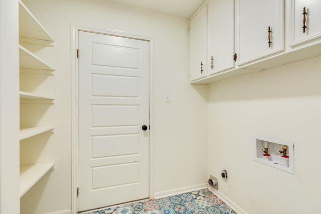 281 Crestview Drive, West Columbia, TX 77486